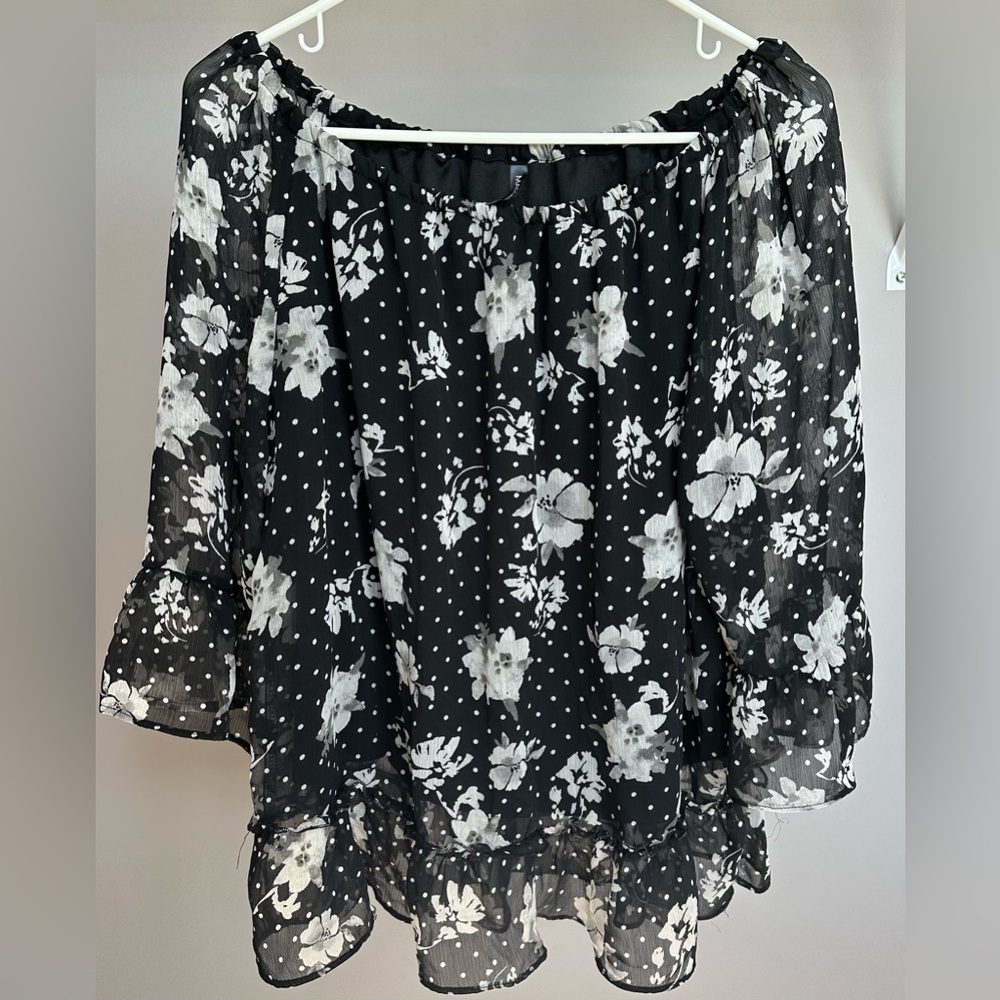 MASSINI size XL, blouse black with white flowers & polka dots.